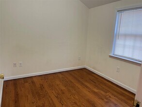 42-06 216th St in Queens, NY - Foto de edificio - Building Photo