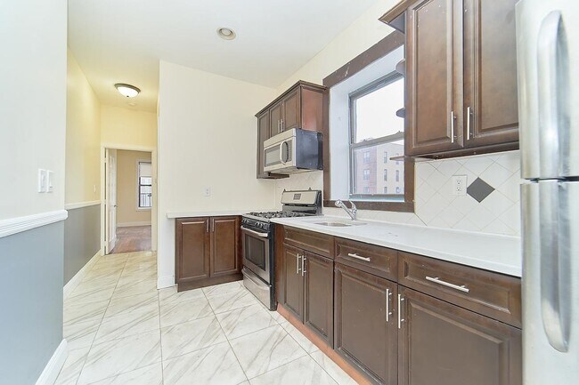 435 Marion St, Unit 3R in Brooklyn, NY - Foto de edificio - Building Photo