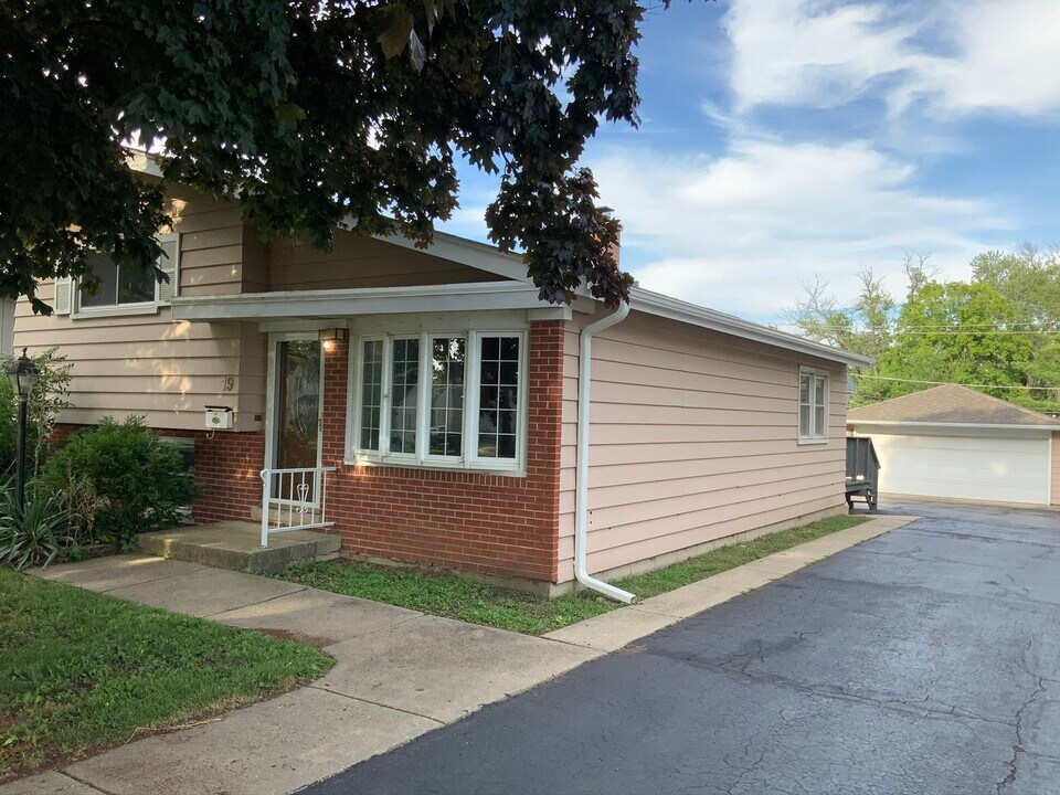 19 N Addison Rd in Villa Park, IL - Building Photo