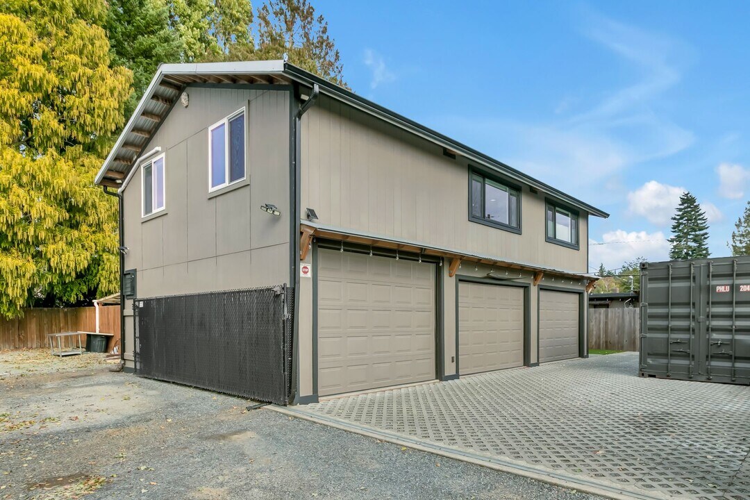 14637 8th Ave SW in Burien, WA - Building Photo