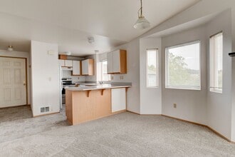 651 NE Ellis Way in Oak Harbor, WA - Building Photo - Building Photo