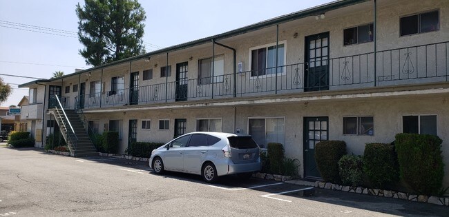 8051 7th St in Downey, CA - Foto de edificio - Building Photo