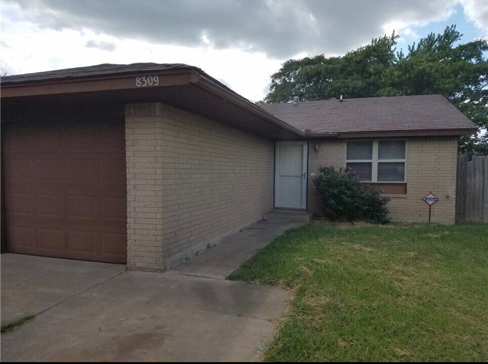 8309 S Brookline Ave in Oklahoma City, OK - Foto de edificio