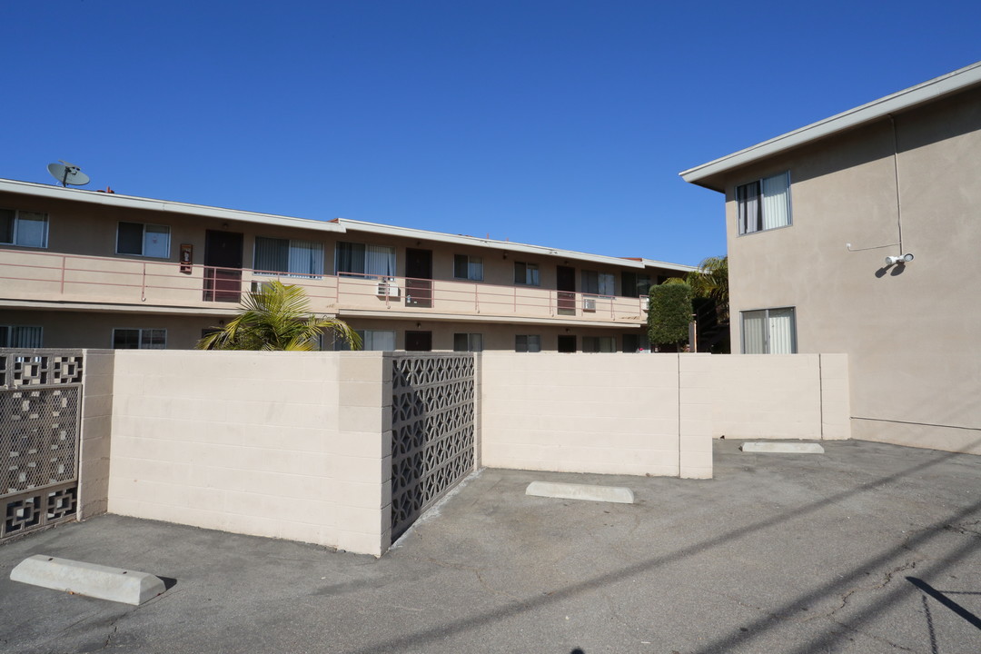 710 Cypress in La Habra, CA - Foto de edificio