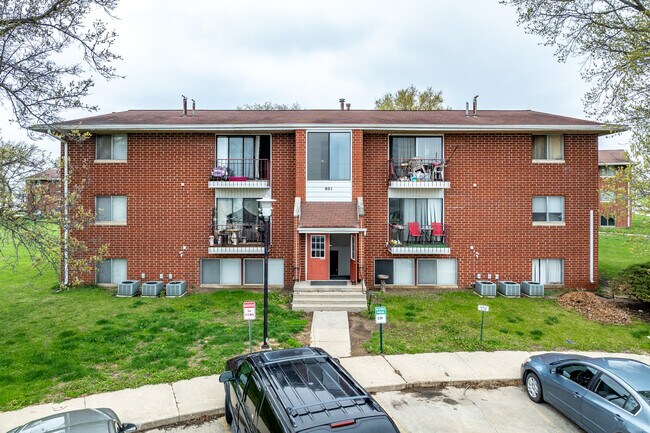 Meadow Village Apartments in Indianola, IA - Building Photo - Building Photo