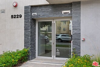 5229 Willowcrest Ave in Los Angeles, CA - Building Photo - Building Photo