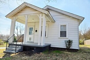1104 W Webb Ave in Burlington, NC - Building Photo