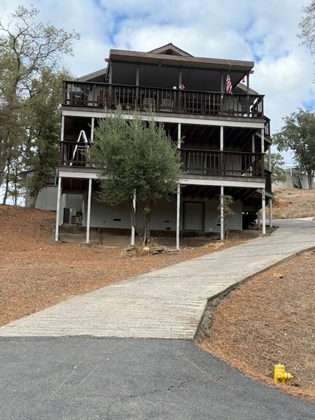 property at 424 Lakeview Rd