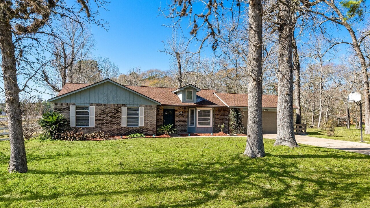 9134 Lakeside Dr in Montgomery, TX - Building Photo