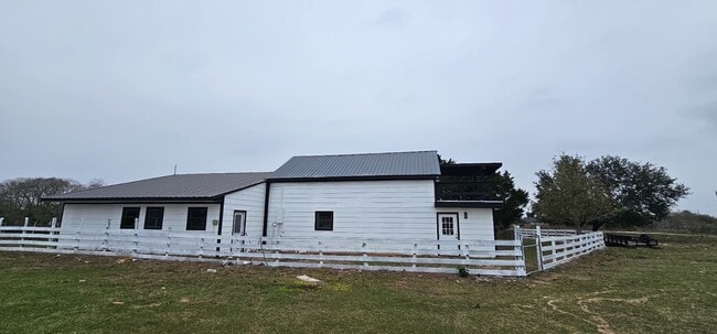 2786 Old Columbus Rd N in Sealy, TX - Building Photo - Building Photo