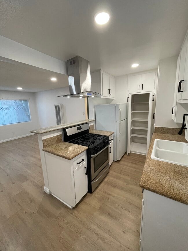 571 W 12th St, Unit # 4
