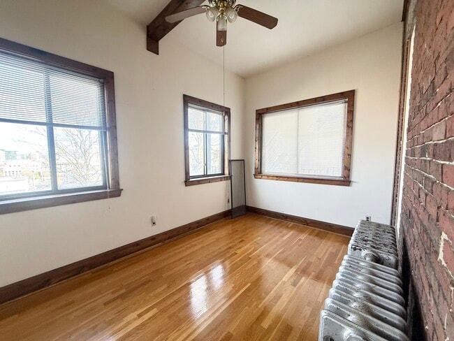 145 Hillside St, Unit 2 in Boston, MA - Foto de edificio - Building Photo