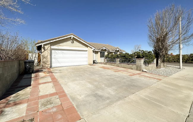 38659 Angele Trumpet Ct in Palmdale, CA - Building Photo - Building Photo