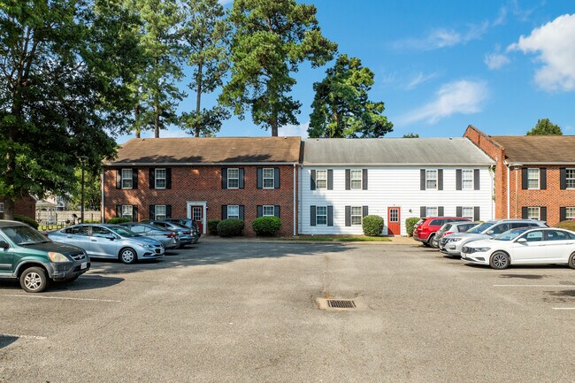 Gosnold Mews Apartments in Hampton, VA - Foto de edificio - Building Photo