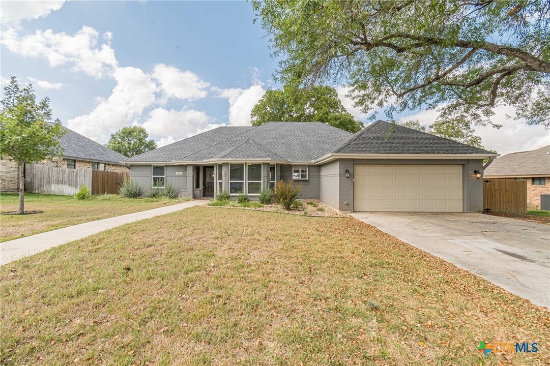 1940 Palace Dr in New Braunfels, TX - Foto de edificio