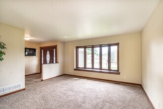 310 Huntington Dr in Streamwood, IL - Building Photo - Building Photo