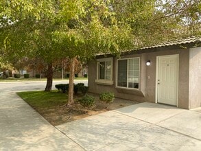 725 Greenwood Meadow Ln, Unit 1 in Bakersfield, CA - Building Photo - Building Photo