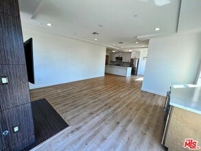 5525 W Olympic Blvd in Los Angeles, CA - Building Photo - Building Photo