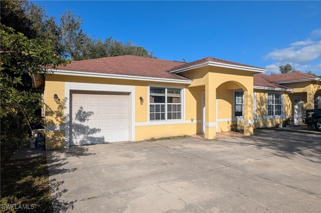 717 Meadow Rd in Lehigh Acres, FL - Foto de edificio - Building Photo