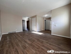 824 Hartford Ave in Des Moines, IA - Building Photo - Building Photo