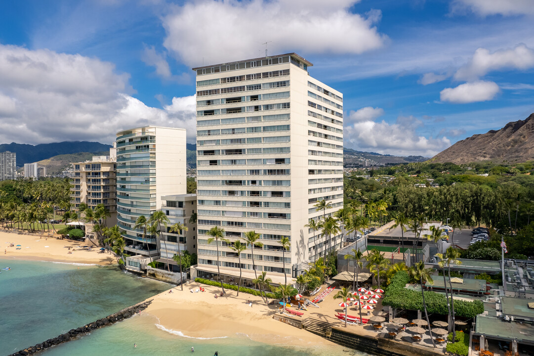 Colony Surf Building in Honolulu, HI - Building Photo