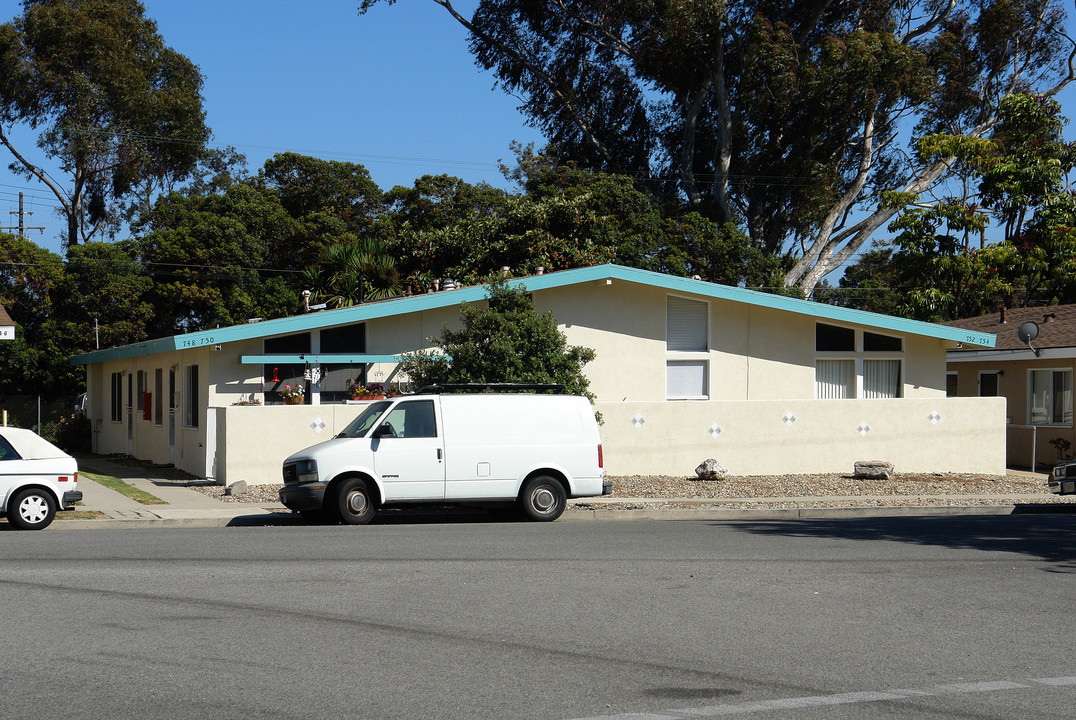 748-754 Sidonia Ave in Ventura, CA - Foto de edificio