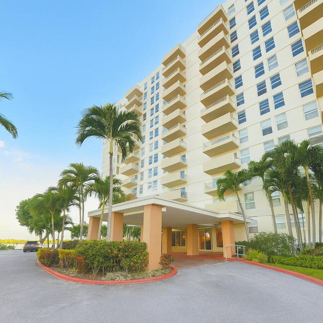 880 NE 69th St in Miami, FL - Foto de edificio - Building Photo