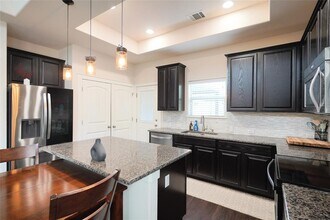 16104 Travesia Way in Austin, TX - Foto de edificio - Building Photo