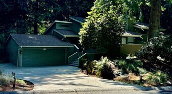 2104 Sahalee Dr E in Sammamish, WA - Building Photo