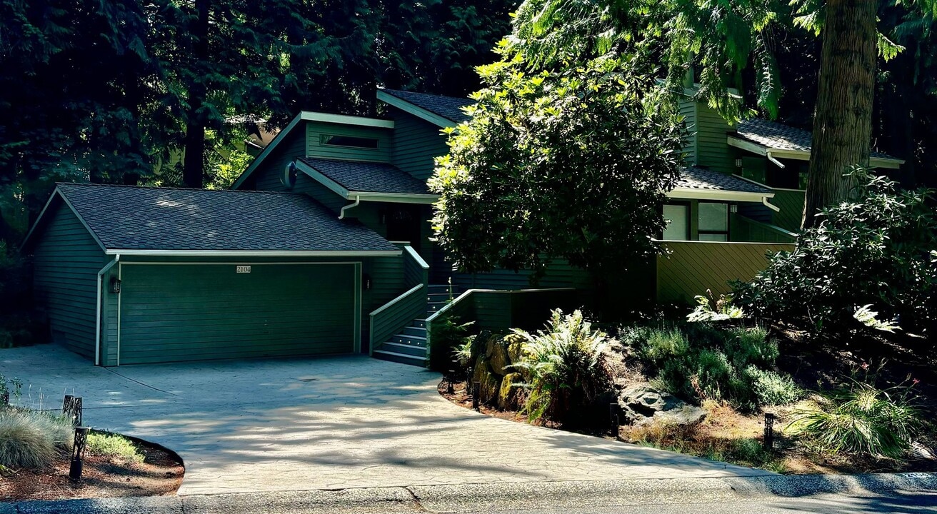 2104 Sahalee Dr E in Sammamish, WA - Building Photo