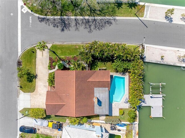 562 Johns Pass Ave in Madeira Beach, FL - Building Photo - Building Photo