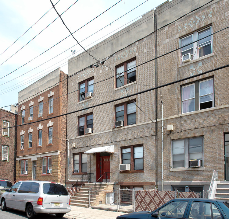 322 56th St in West New York, NJ - Building Photo