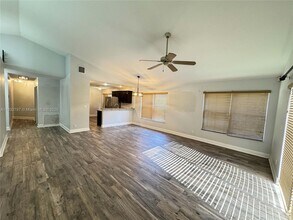 2823 Lake Park Cir E in Davie, FL - Building Photo - Building Photo