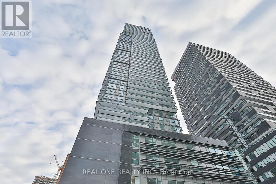 39 Roehampton Ave in Toronto, ON - Building Photo