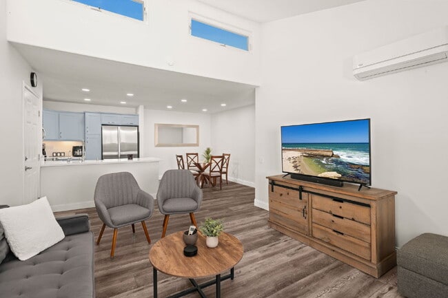 5252 Balboa Arms Dr in San Diego, CA - Building Photo - Building Photo