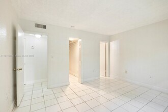 6530 Lake Patricia Dr in Miami Lakes, FL - Building Photo - Building Photo