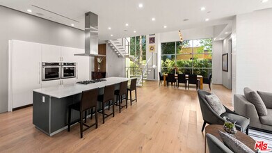 6617 Lindenhurst Ave in Los Angeles, CA - Building Photo - Building Photo
