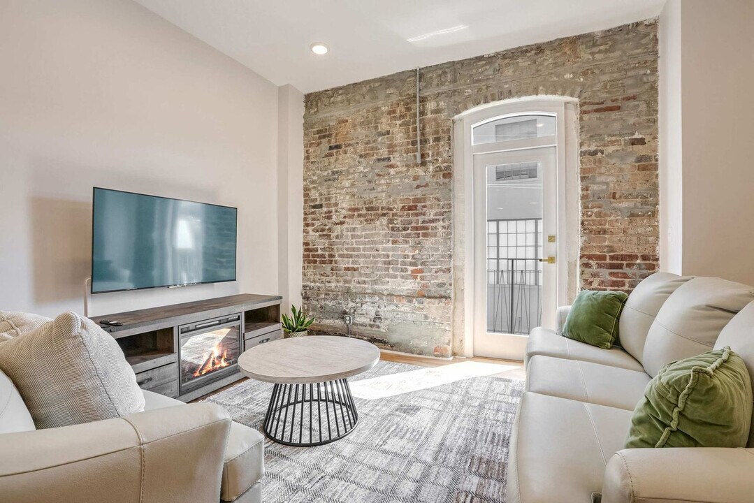 1050 Annunciation St in New Orleans, LA - Building Photo