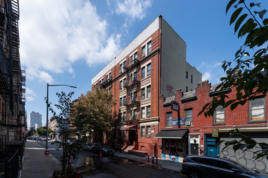 239 S 1st St in Brooklyn, NY - Building Photo