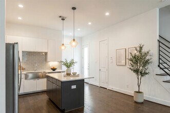 5841 Dolores St in Houston, TX - Foto de edificio - Building Photo