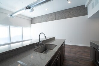 1900 W Foster Ave, Unit 1E in Chicago, IL - Foto de edificio - Building Photo