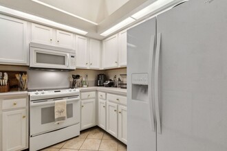 2059 Village Ln in Fernandina Beach, FL - Foto de edificio - Building Photo