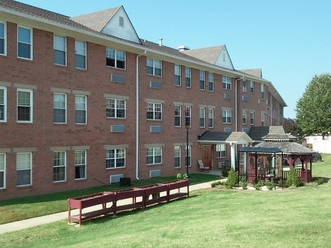 Spanish Cove Senior Housing in Louisville, KY - Building Photo - Building Photo