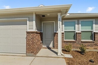 11333 Rodeo Dr in Providence Village, TX - Foto de edificio - Building Photo