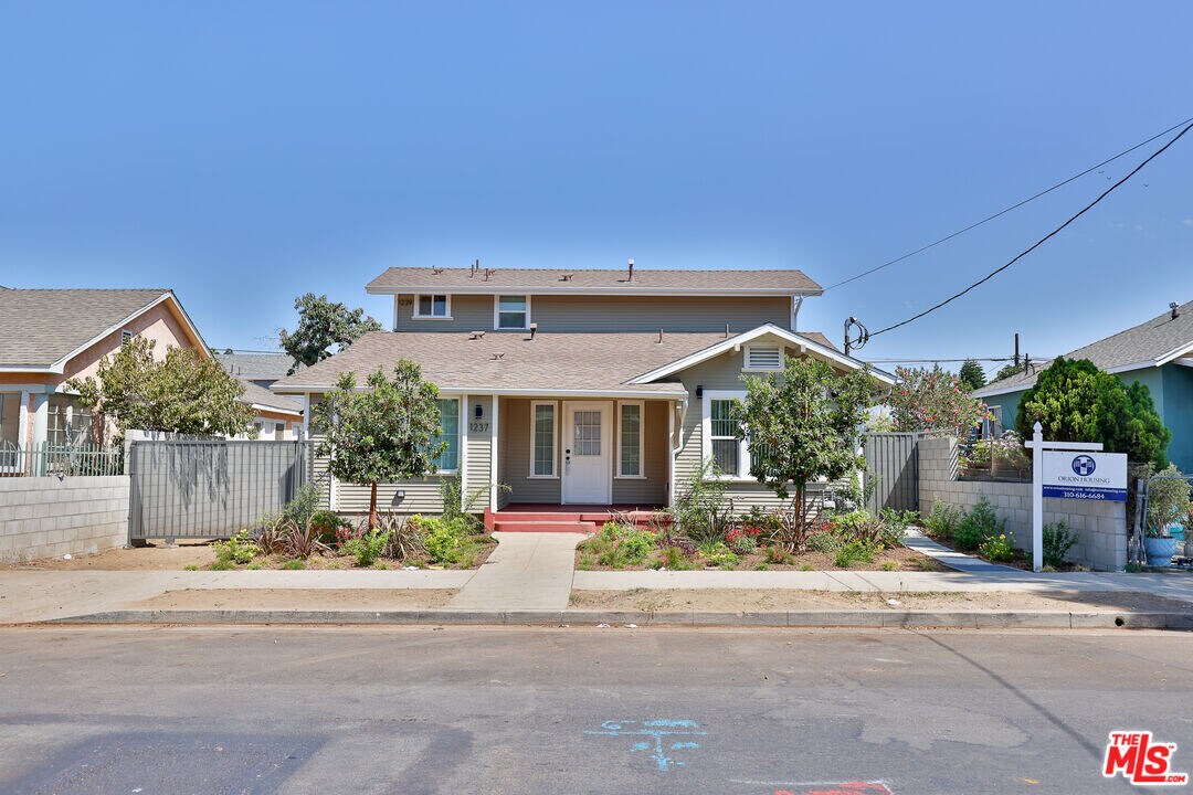 1237 W 25th St in Los Angeles, CA - Building Photo