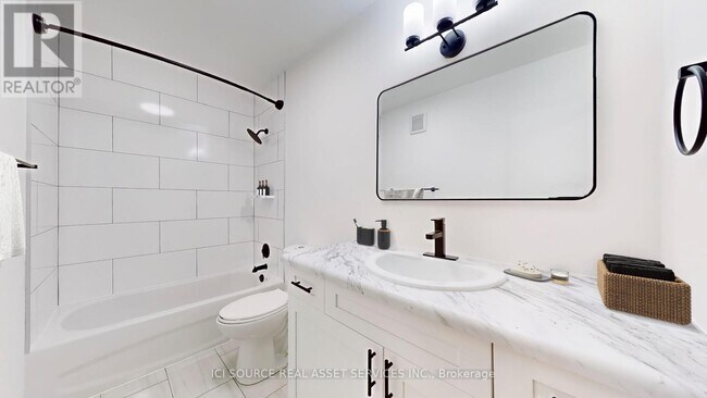 35-35 Swordbill Dr in Toronto, ON - Building Photo - Building Photo