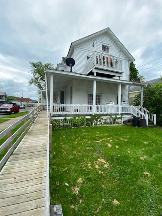 56 Amm St in Bradford, PA - Building Photo