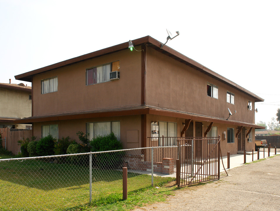 9581 Juniper in Fontana, CA - Foto de edificio