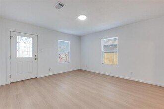 2410 S Marsalis Ave in Dallas, TX - Building Photo - Building Photo