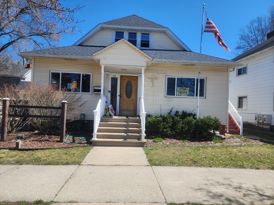 109 S Warren Ave, Unit 1 in Big Rapids, MI - Foto de edificio